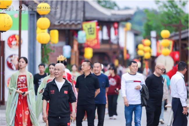 【热气球|音乐会|街区巡演】李白 ·时光里商业街区广场举行隆重开街(图15) 【热气球|音乐会|街区巡演】李白 ·时光里商业街区广场举行隆重开街(图15)